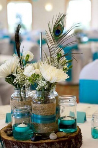 Цветочная композиция на стол гостей для свадьбы в бирюзовом цвете