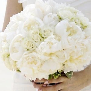 Букет невесты из пионов и кустовых роз с питтоспорумом