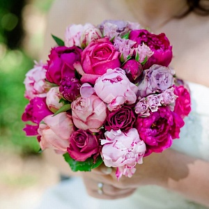Букет невесты сиренево Розовый с розой и пионом