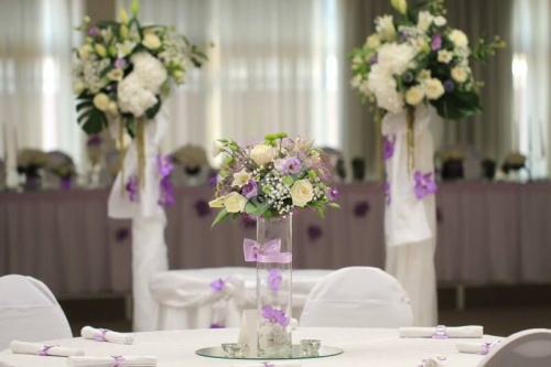 Цветочное оформление свадьбы в белом и сиреневом цветах