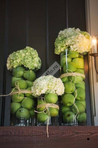 Цветочные композиции на столы гостей с зелеными яблоками