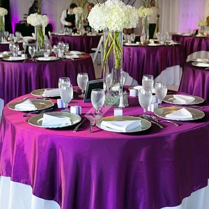 Атласное оформление зала в фиолетовом цвете