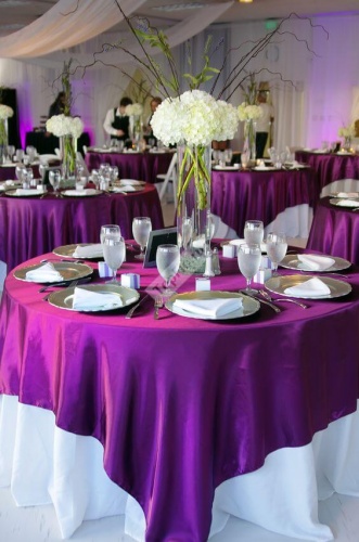 Атласное оформление зала в фиолетовом цвете