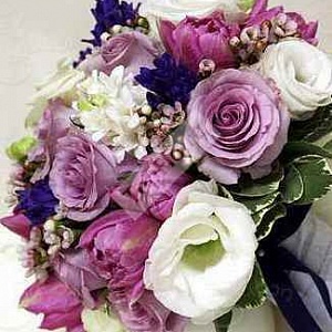 Букет невесты из розы и лизиантуса с ваксфлауэром