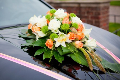 Украшение автомобиля с белыми и оранжевыми розами