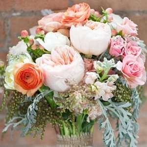 Букет невесты из пионовидных и кустовых роз с лютиками и маттиолой