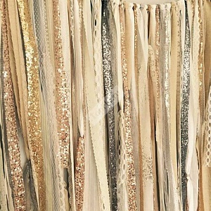 Золотая гирлянда из полос ткани