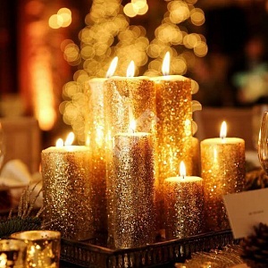 Украшение стола золотыми свечами