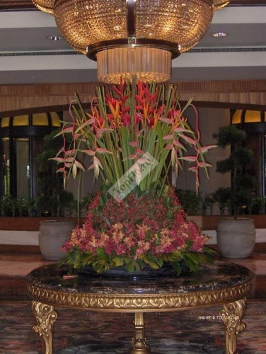 Высокая цветочная композиция для гостиничного лобби