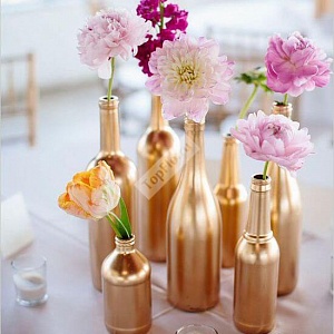 Оформление стола розовыми цветами в золотых бутылках