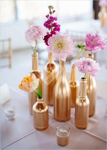 Оформление стола розовыми цветами в золотых бутылках