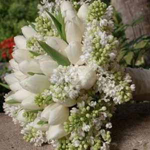 Букет невесты из белых тюльпанов и белой сирени