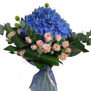 Букет с синий гортензией и кустовыми розами