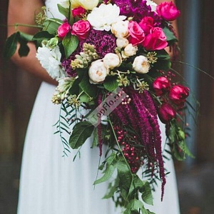 Каскадный букет невесты в розово фиолетовых тонах