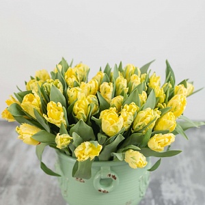 Корзина жёлтых тюльпанов