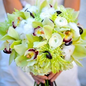 Букет невесты с орхидеей лютиками и хризантемами