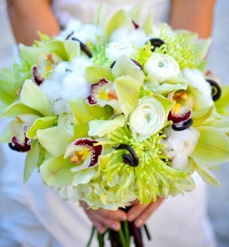 Букет невесты с орхидеей лютиками и хризантемами