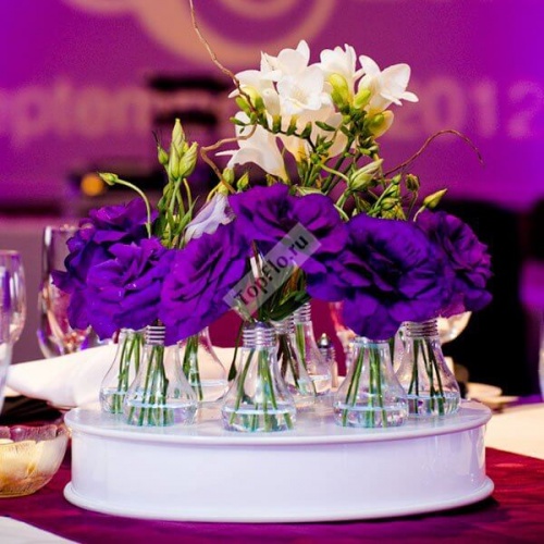 Цветочная композиция на стол гостей в фиолетовом цвете