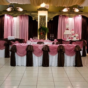 Оформление зала свадьбы в розовых и коричневых тонах