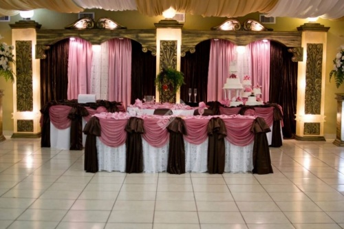 Оформление зала свадьбы в розовых и коричневых тонах