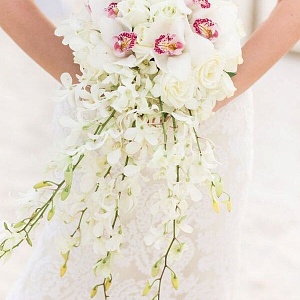 Белый букет невесты из роз и орхидей
