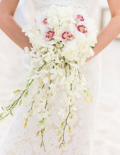 Белый букет невесты из роз и орхидей