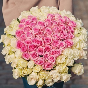 Букет из розовых и белых роз в форме сердца