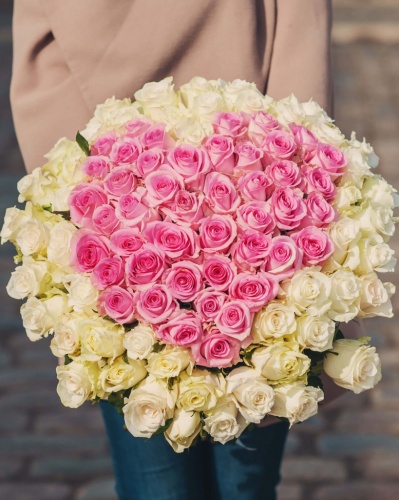 Букет из розовых и белых роз в форме сердца