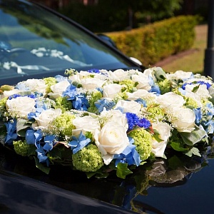 Украшение автомобиля из белой розы и голубой гортензии