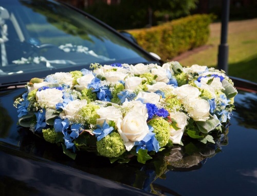 Украшение автомобиля из белой розы и голубой гортензии