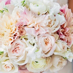 Букет невесты из роз георгинов и лютиков