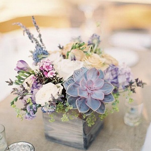 Цветочная композиция на стол гостей с каменной розой