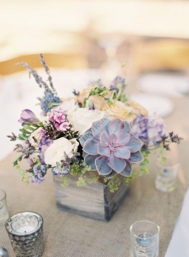 Цветочная композиция на стол гостей с каменной розой