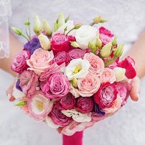 Букет невесты розово-сиреневый с розой и эустомои