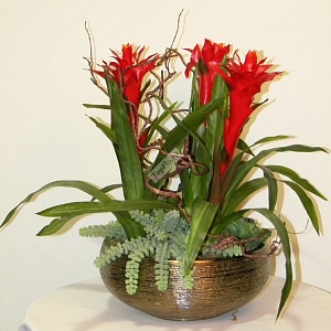 Цветочная композиция с красными орхидеями для оформления интерьера