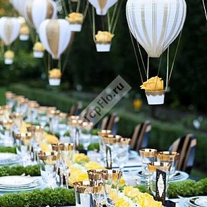 Украшение стола жёлтыми цветами и воздушными шарами