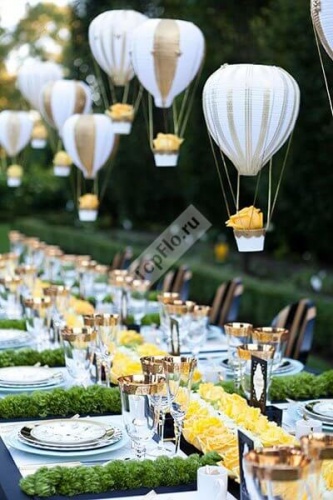 Украшение стола жёлтыми цветами и воздушными шарами