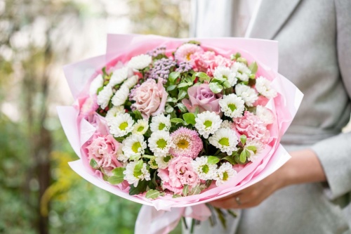 Букет из белых и розовых хризантем