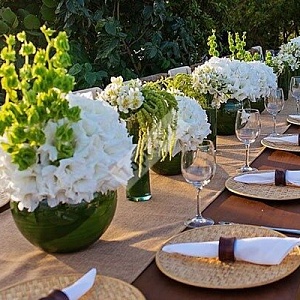 Цветочная композиция на стол гостей в бело зеленом цвете