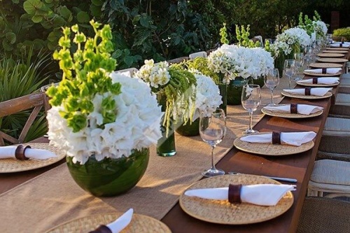 Цветочная композиция на стол гостей в бело зеленом цвете