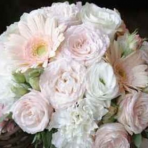 Букет невесты из розы, лизиантуса, гвоздик и герберы