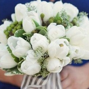 Букет невесты из тюльпанов с питтоспорумом и брунией