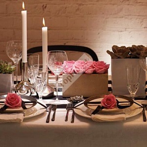 Украшение стола гостей розовыми и каменными розами