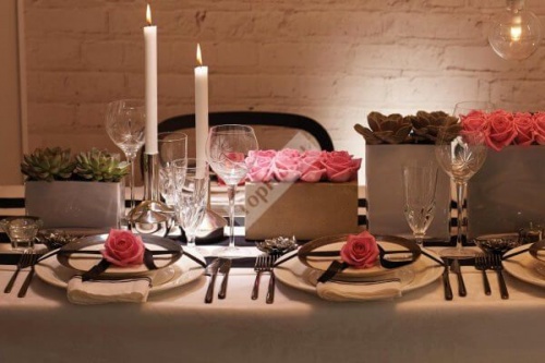 Украшение стола гостей розовыми и каменными розами