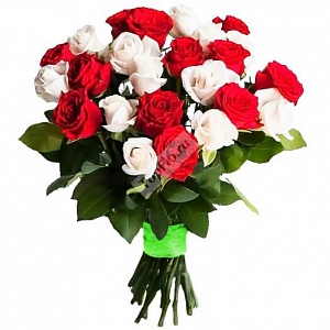Букет из 25 белых и красных роз Женская тайна