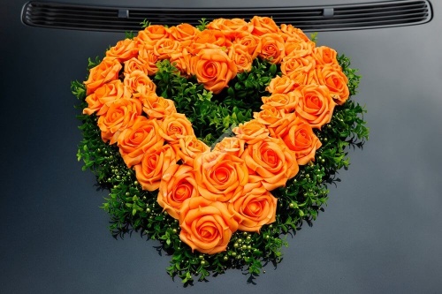 Украшение автомобиля из оранжевых роз и рускуса