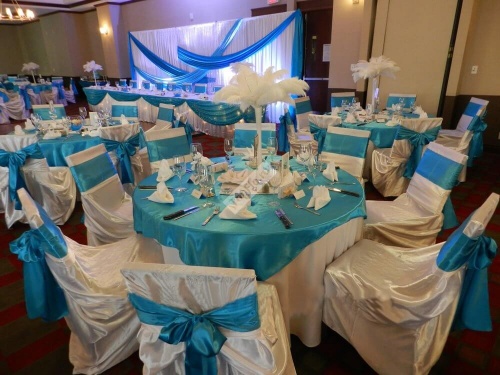 Оформление свадебного зала в голубом цвете с перьями