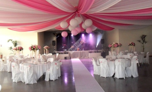 Оформление зала розовой тканью и воздушными шарами