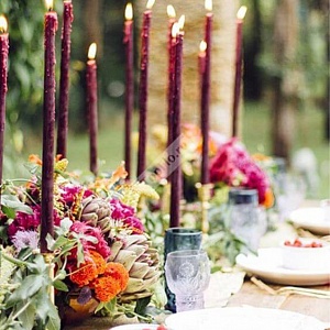 Оформление стола со свечами цвета марсала