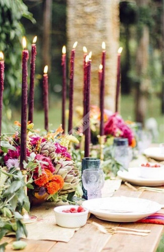 Оформление стола со свечами цвета марсала